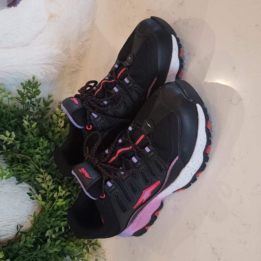 Avia tennis shoe